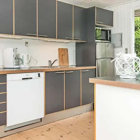 Two-bedroom Holiday In 1 *
