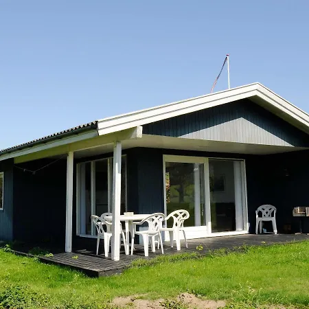 Two-bedroom Holiday In 1